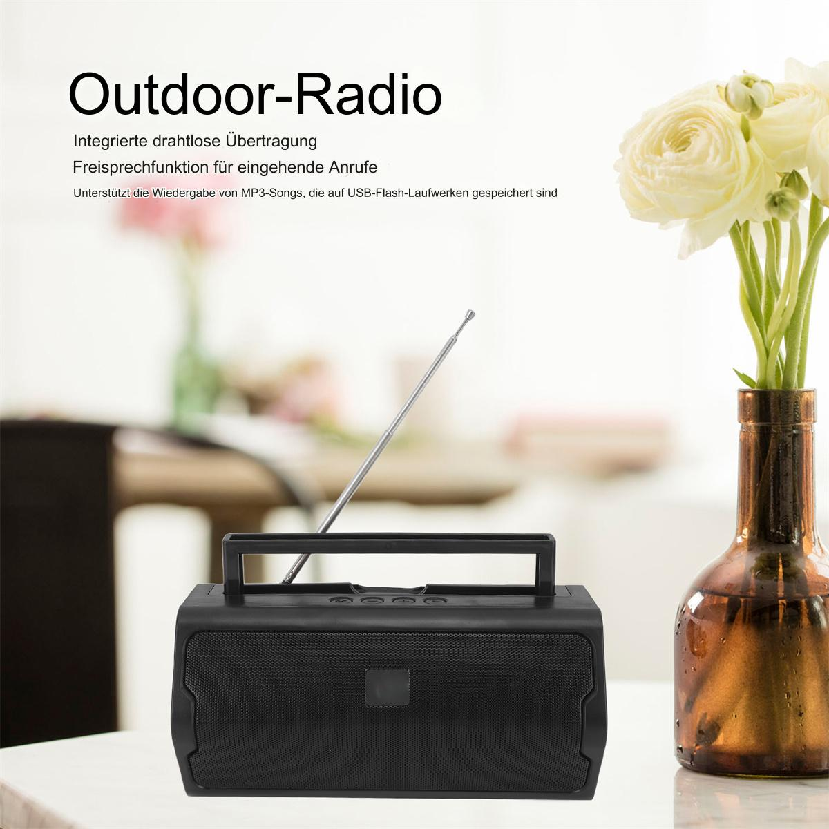 Ein schwarzes Outdoor-Radio mit Antenne und Griff, neben Blumen. Text sagt 'Outdoor Radio'.