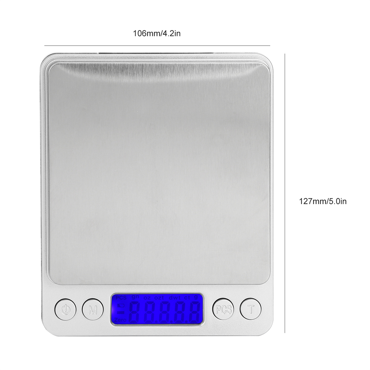 Ein Radiowecker mit Digitalanzeige und drei grünen Batterien. Hintergrund: weiß.