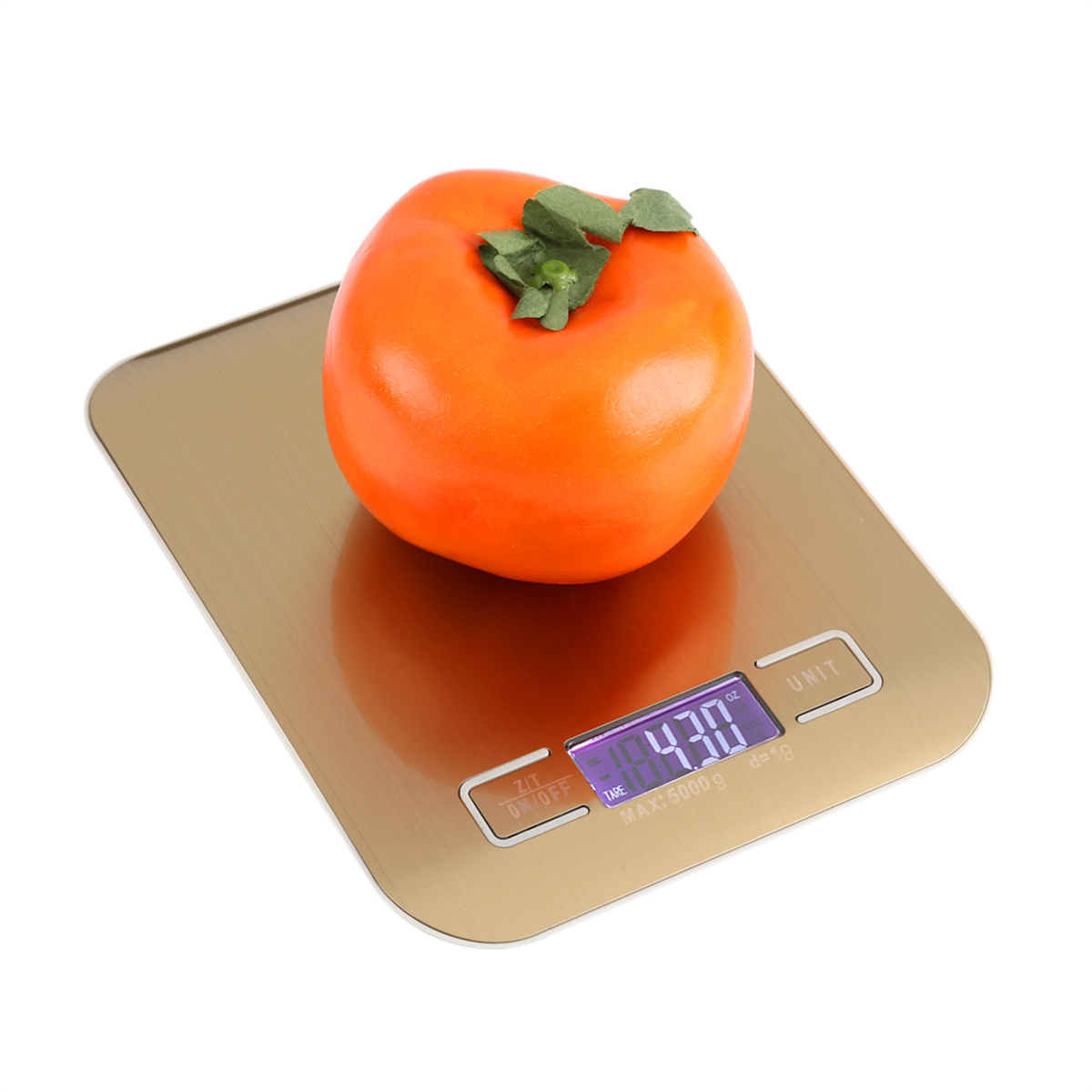 Digitale Goldwaage mit orangefarbener Frucht. Die Waage zeigt ein Gewicht. Weißer Hintergrund.