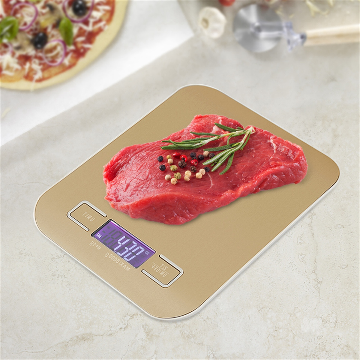 Digitale Küchenwaage, gold, mit Steak und Rosmarin, zeigt Gewicht 4.30, auf weißer Oberfläche.