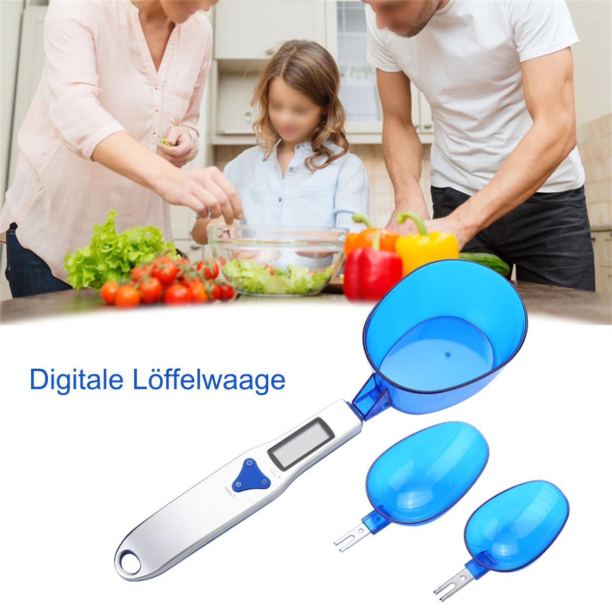 Digitale Löffelwaage, blaue Schaufeln und eine Familie, die im Hintergrund Essen zubereitet.