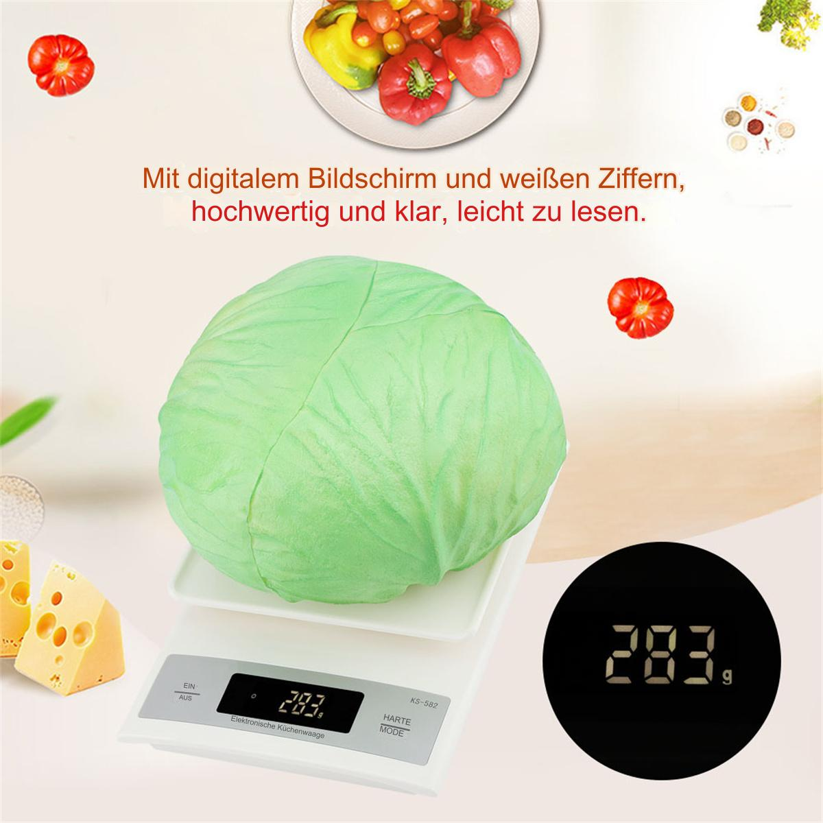 Weiße Küchenwaage mit einem Kohlkopf. Zeigt die Gewichtsanzeige auf dem Bildschirm.