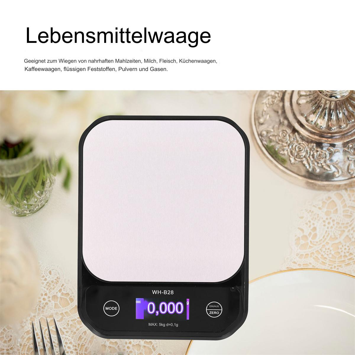 Eine Küchenwaage mit dem Text 'Lebensmittelwaage'. Die Waage steht auf einem Tisch mit Silberbesteck.