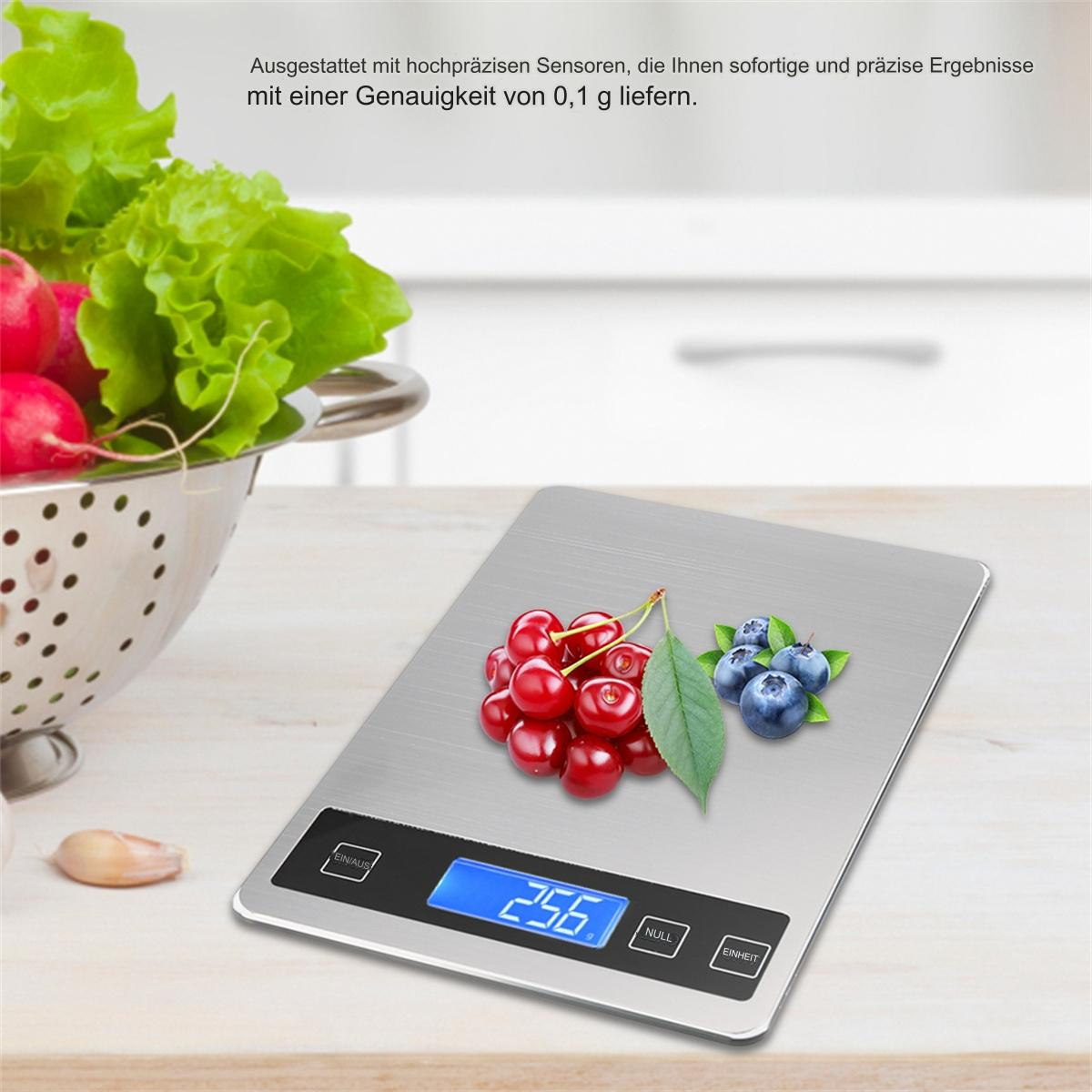 Eine silberne Digitalwaage mit einer Anzeige, die 256 zeigt. Kirschen und Blaubeeren liegen darauf.