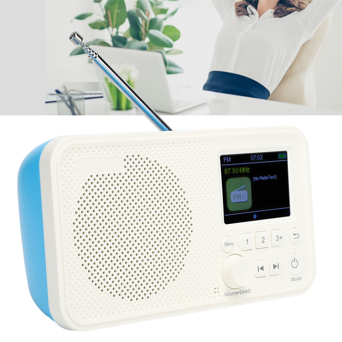 Ein weißes und blaues Radio mit Bildschirm, eine sich entspannende Frau im Hintergrund und eine Pflanze in einer Vase.