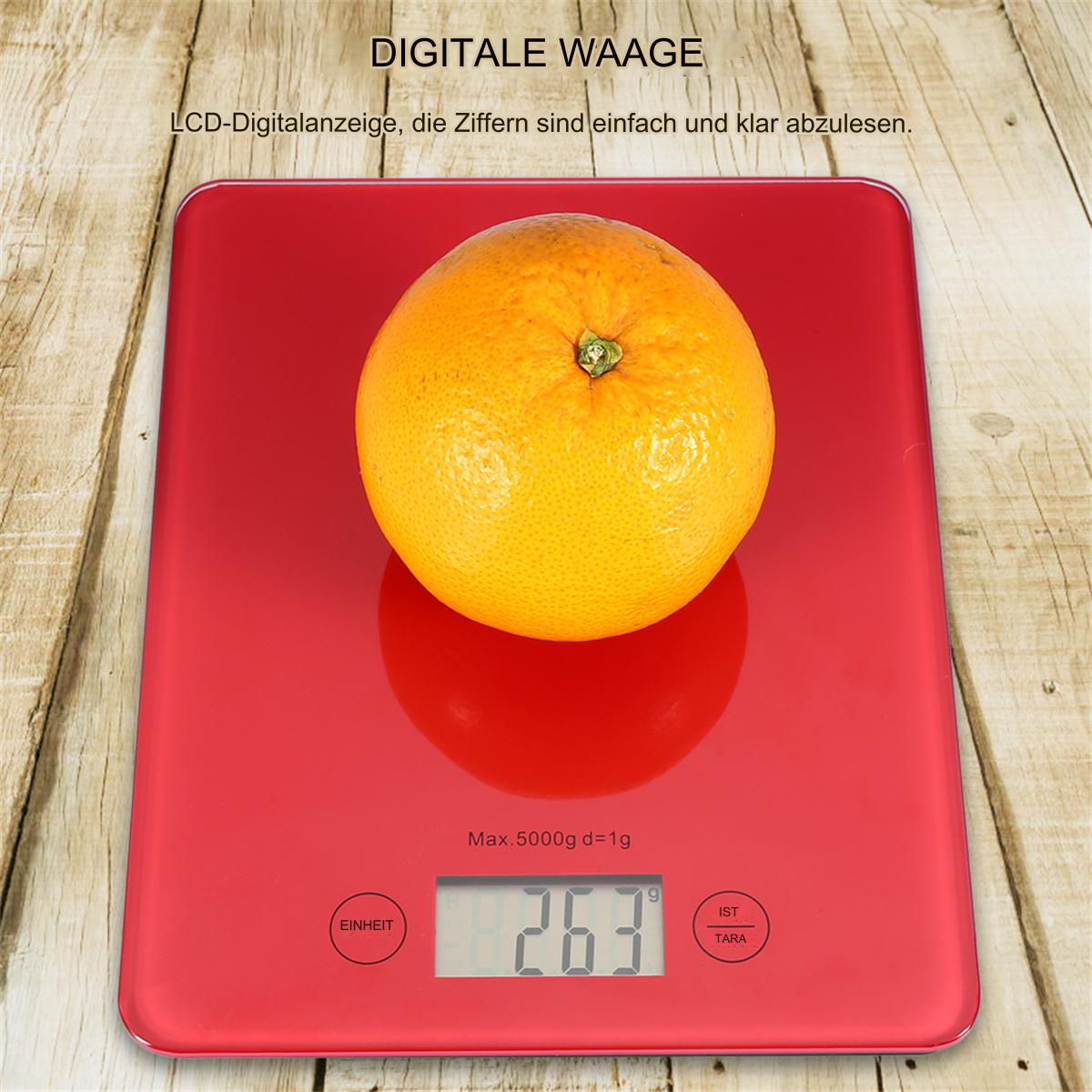 Eine rote digitale Küchenwaage mit einer ganzen, orangenen Mandarine darauf. Die Anzeige zeigt '263'.
