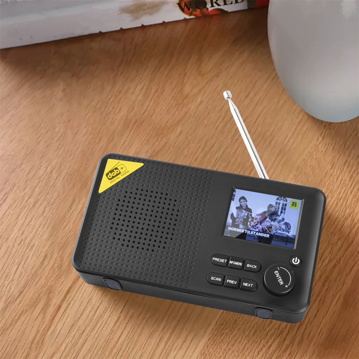 Schwarzes Digitalradio. Kleiner Bildschirm mit Bild. Silberne Antenne oben.