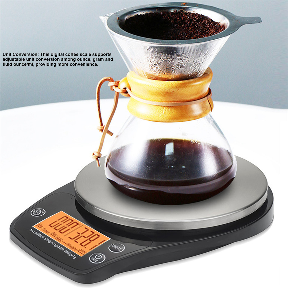 Kaffeezubereitung: Glaskaraffe auf Waage, Kaffeepulver im Filter. Waage zeigt das Gewicht des Kaffees.