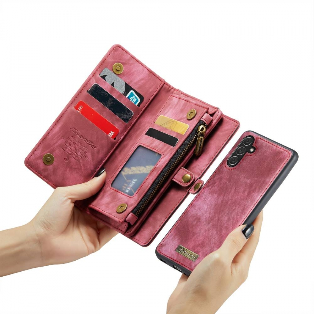 Hand hält eine rote Brieftaschen-Handyhülle mit Karten und einem Telefon.