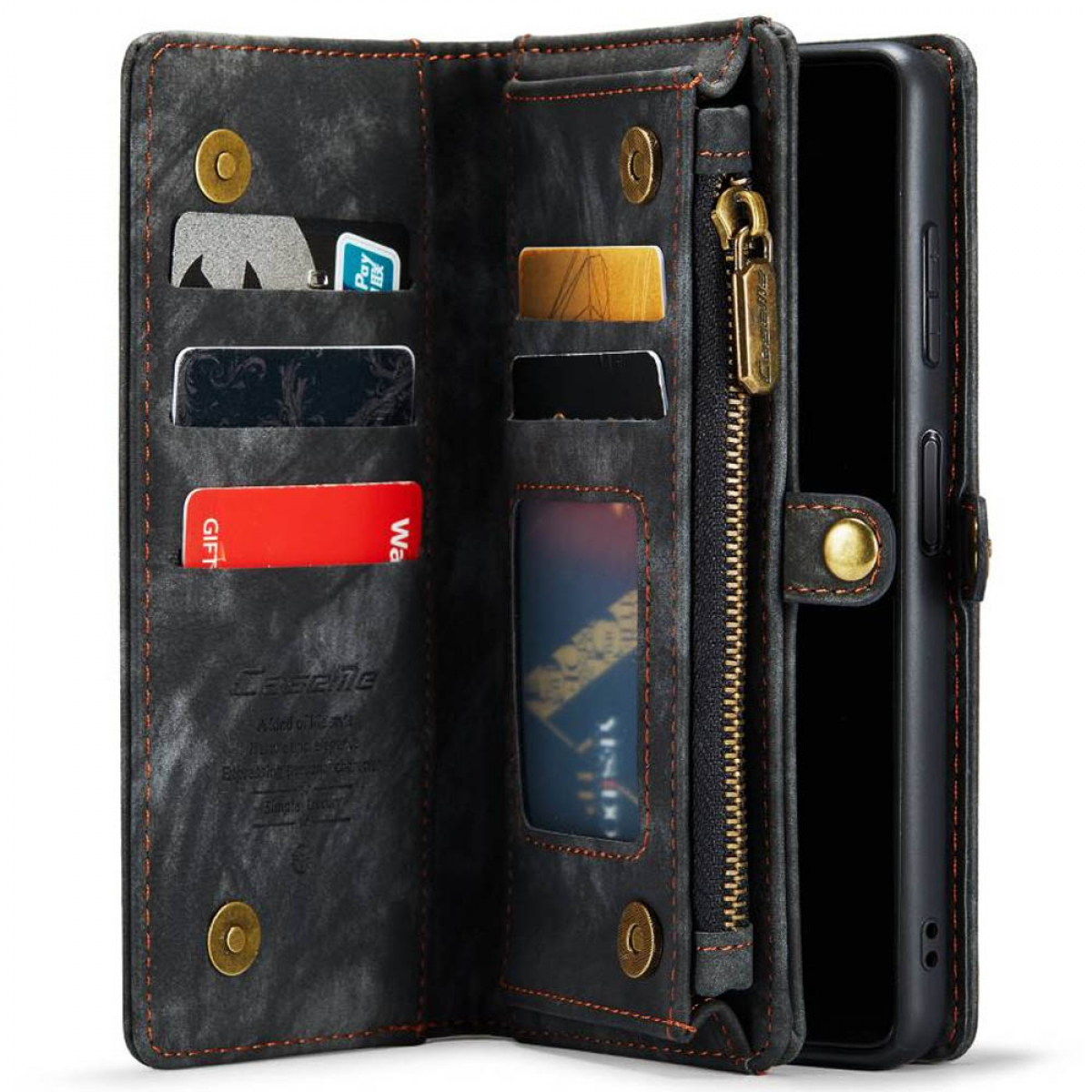 Eine schwarze Brieftaschen-Handyhülle geöffnet, mit Karten, einer Reißverschlusstasche und dem Telefon. Der Hintergrund ist weiß.