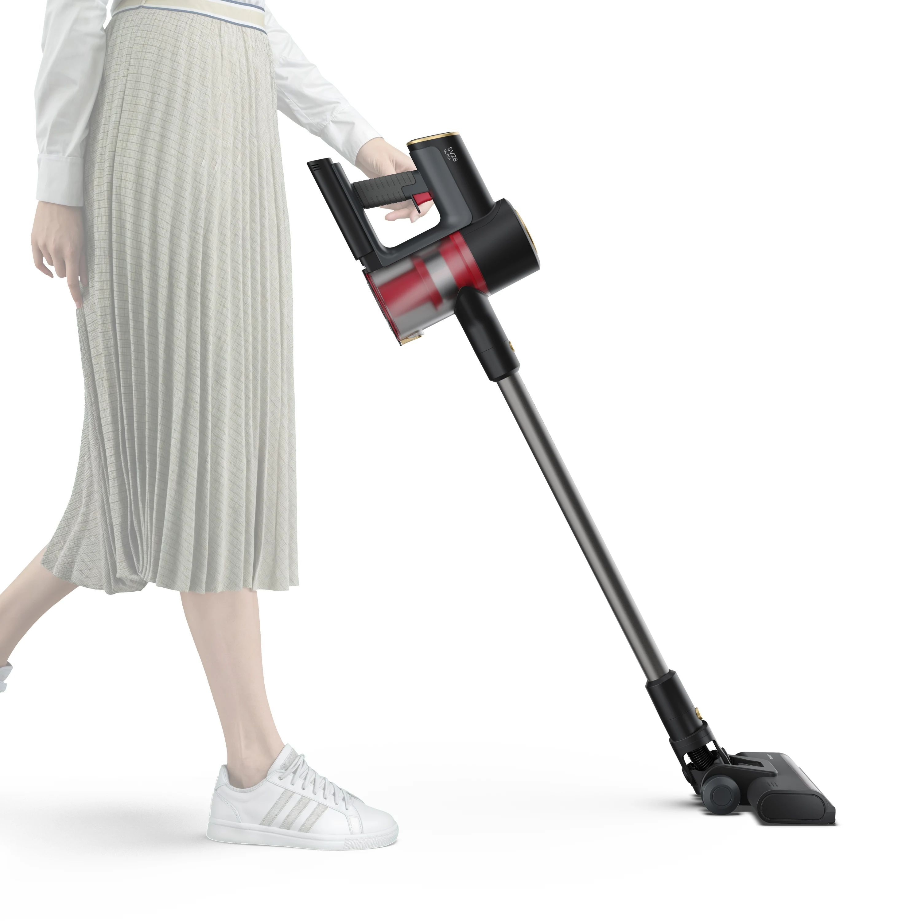 Eine Frau benutzt einen schwarz-roten kabellosen Staubsauger mit sichtbarem weißem Sneaker.