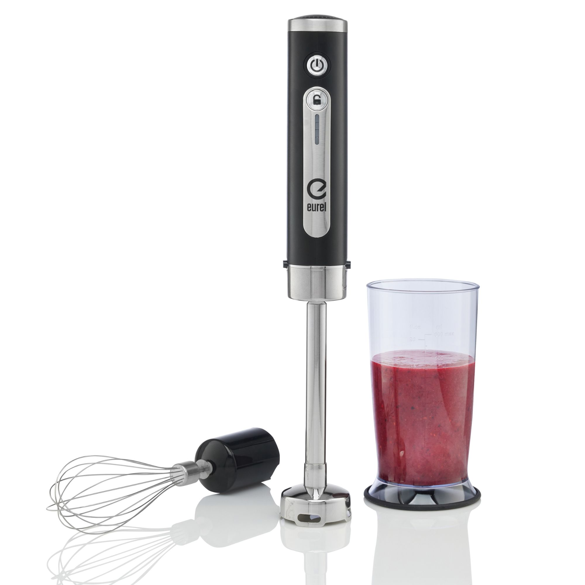 Schwarzer und silberner Stabmixer mit Aufsätzen und einem klaren Becher mit rotem Inhalt.