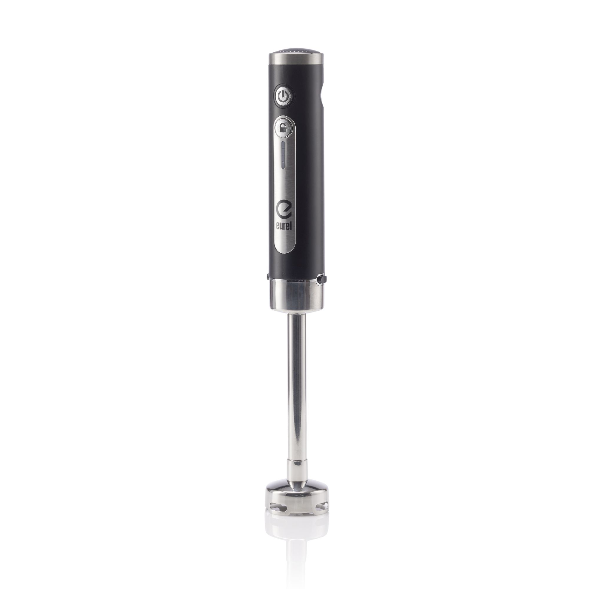 Ein schwarzer und silberner Handmixer, aufrecht und isoliert auf weißem Hintergrund.