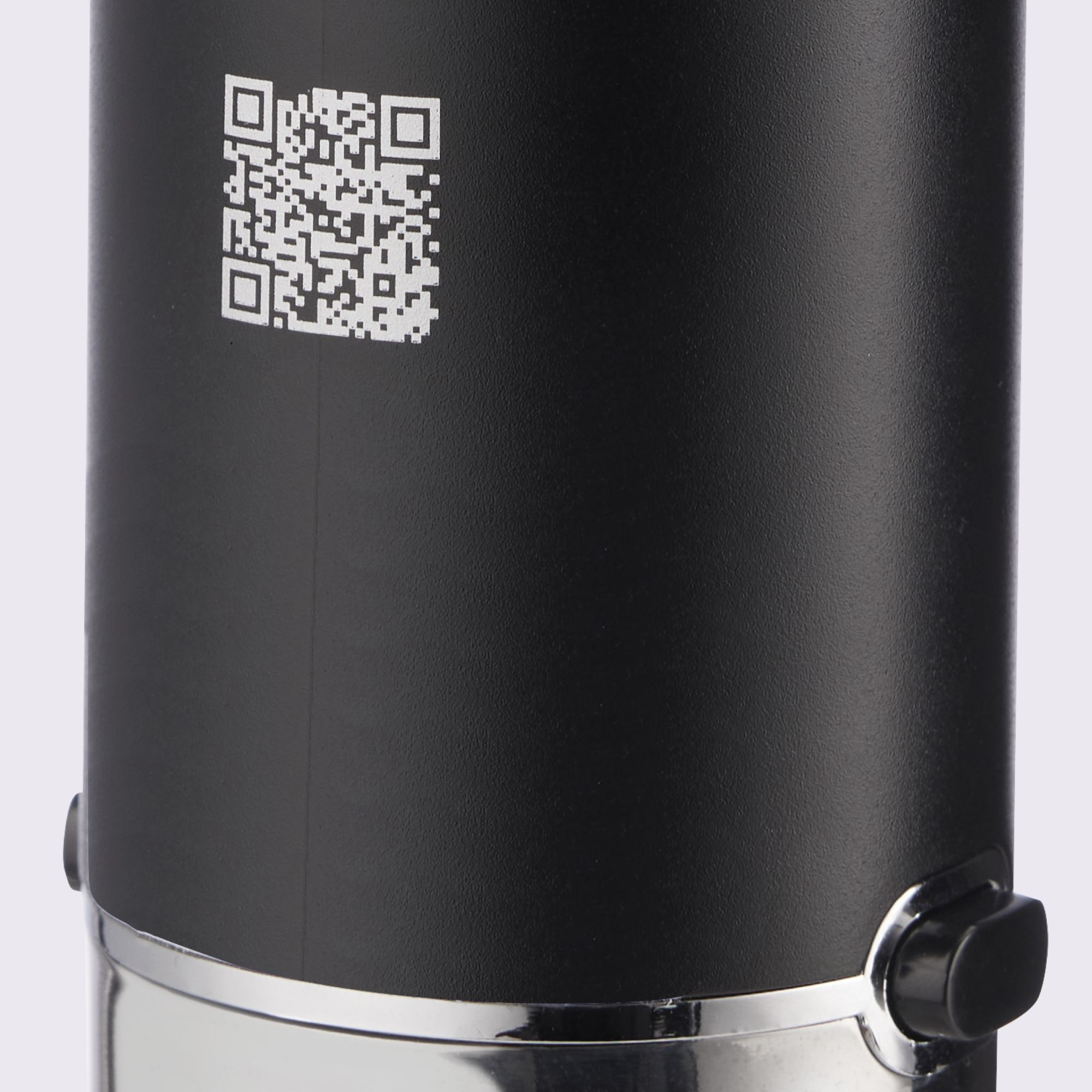 Nahaufnahme eines schwarz-silbernen Produkts mit QR-Code und Knopf. Glänzender silberner Unterteil.