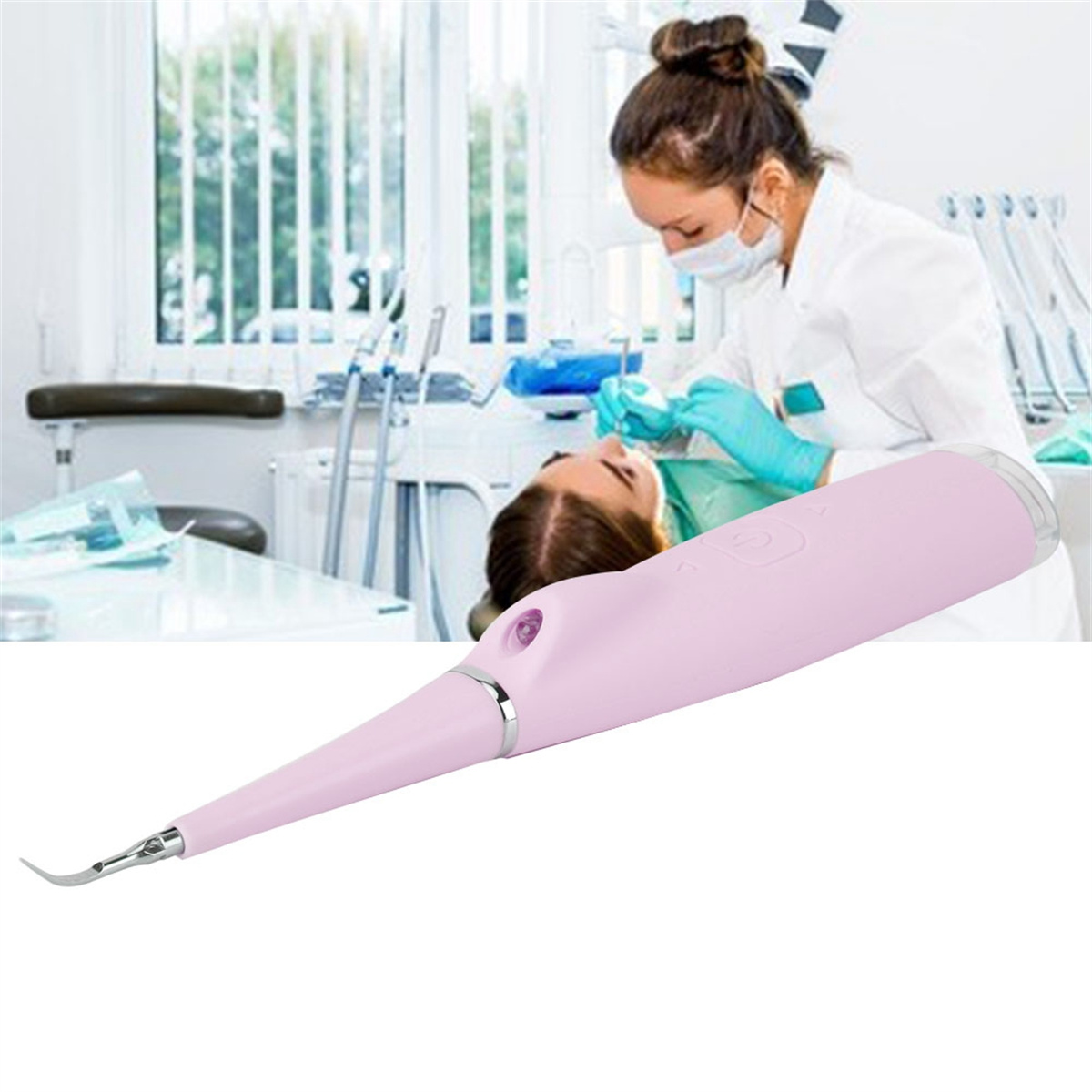 Ein rosa zahnärztliches Werkzeug, das von einem Zahnarzt zur Reinigung der Zähne eines Patienten in einer Klinik verwendet wird.