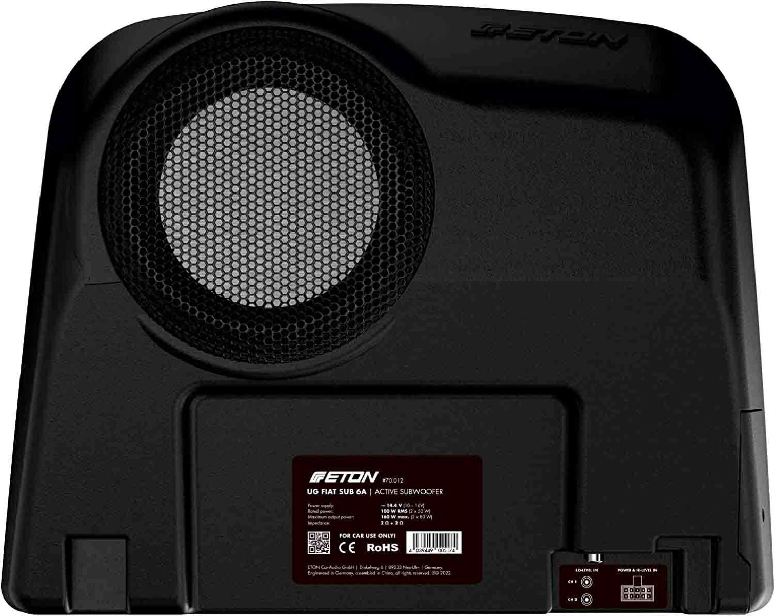 Schwarzer Auto-Subwoofer mit Mesh-Abdeckung und Etikett. Der Hintergrund ist weiß.