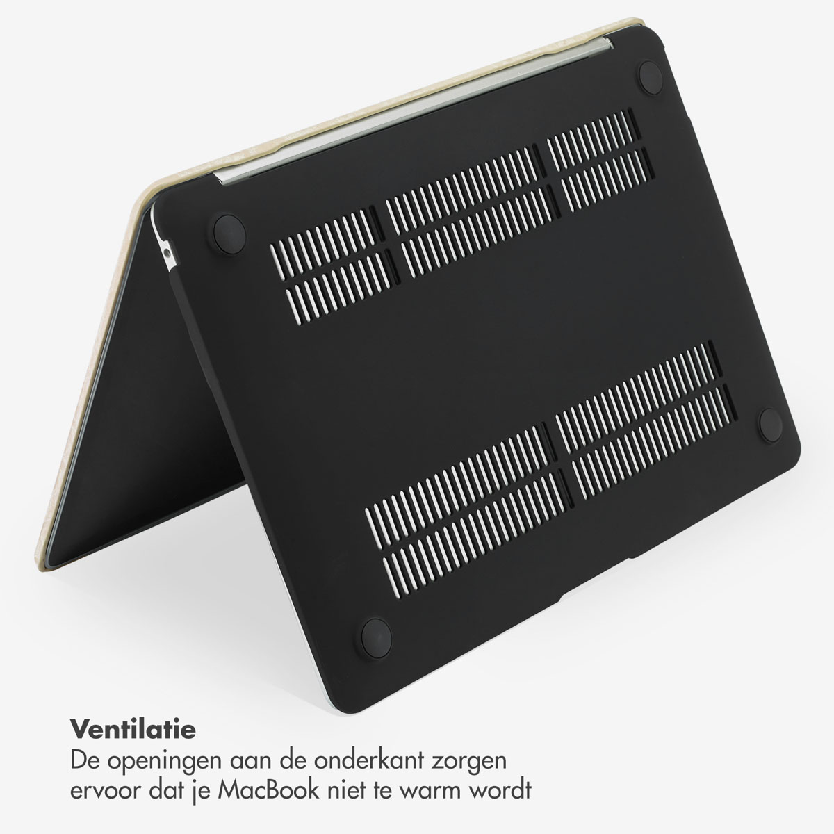Laptop with the bottom of the case showing ventilation openings. Text in Dutch.