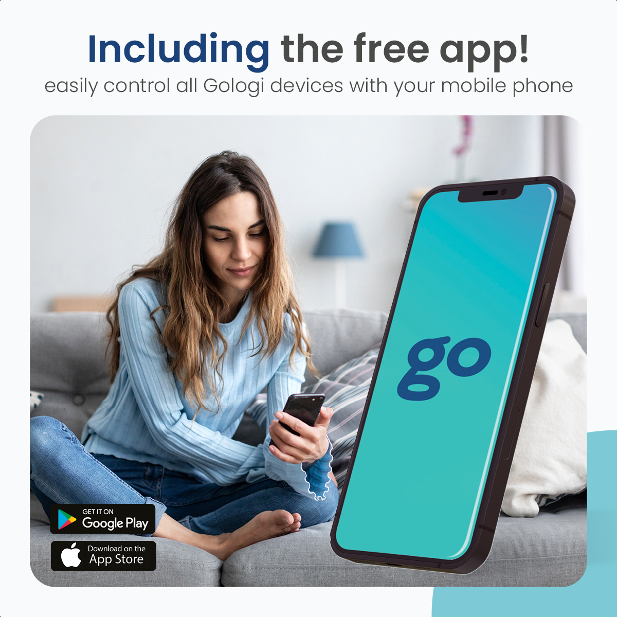 Eine Frau benutzt ein Telefon. Das Telefon zeigt ein App-Logo an. Das Telefon befindet sich auf einem Sofa.