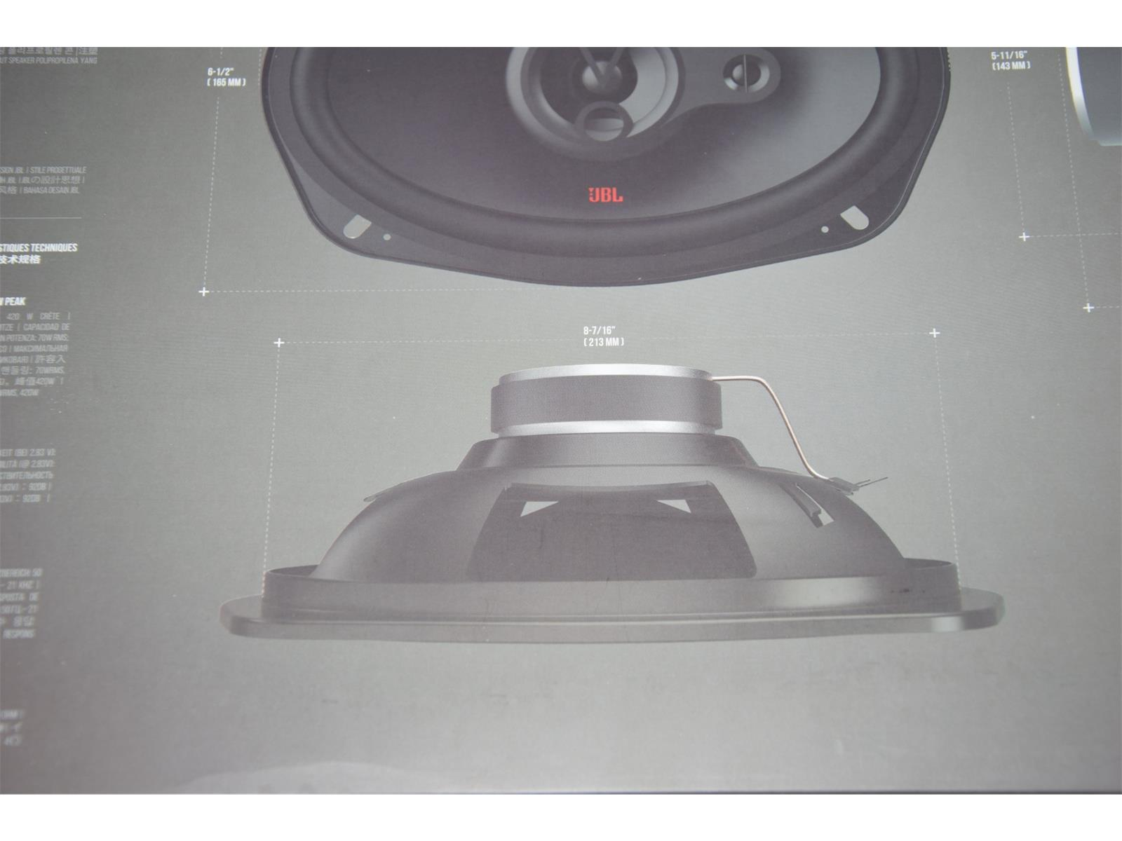 Haut-parleur JBL, vue en angle, montrant le haut-parleur, les trous de montage et le logo JBL rouge.