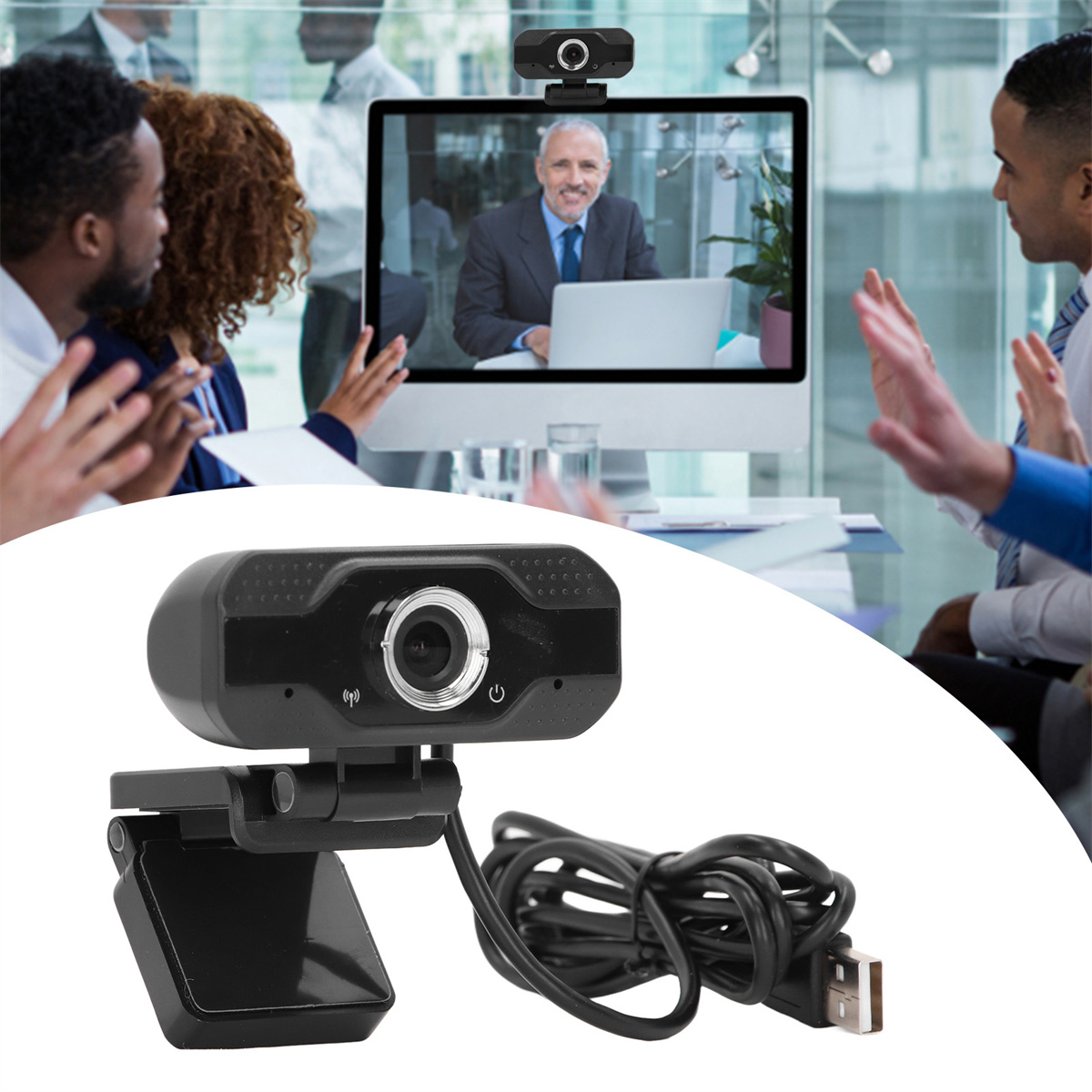 Eine schwarze Webcam auf einem Computermonitor, der einen Videoanruf zeigt, mit Personen im Hintergrund.