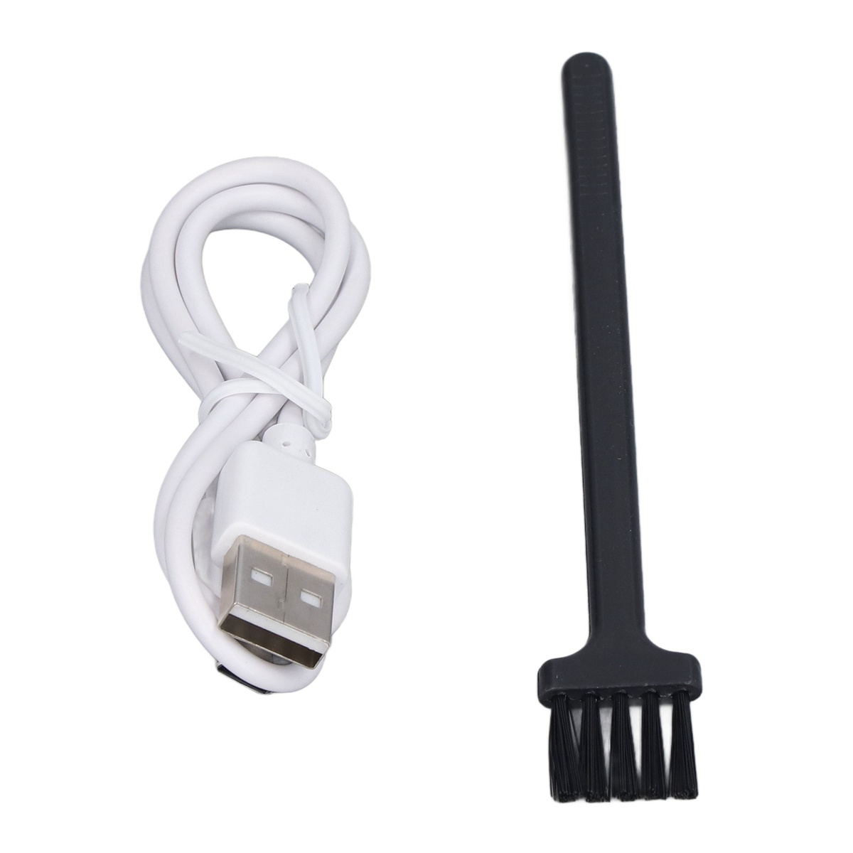 Weißes USB-Kabel und kleiner schwarzer Pinsel. Beides vor weißem Hintergrund.