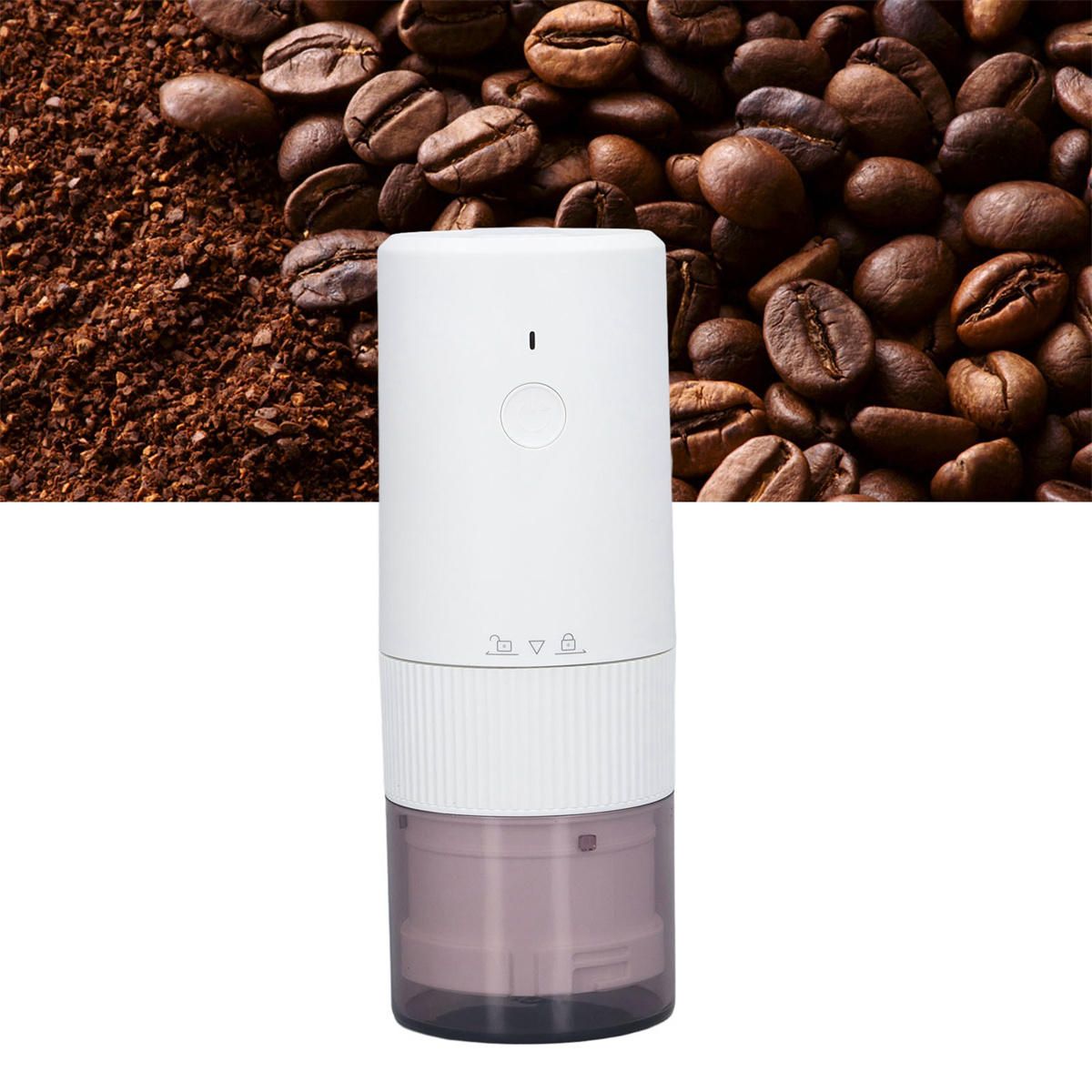Weiße Kaffeemühle mit braunem Bohnenhintergrund und einem Behälter mit Kaffeepulver.