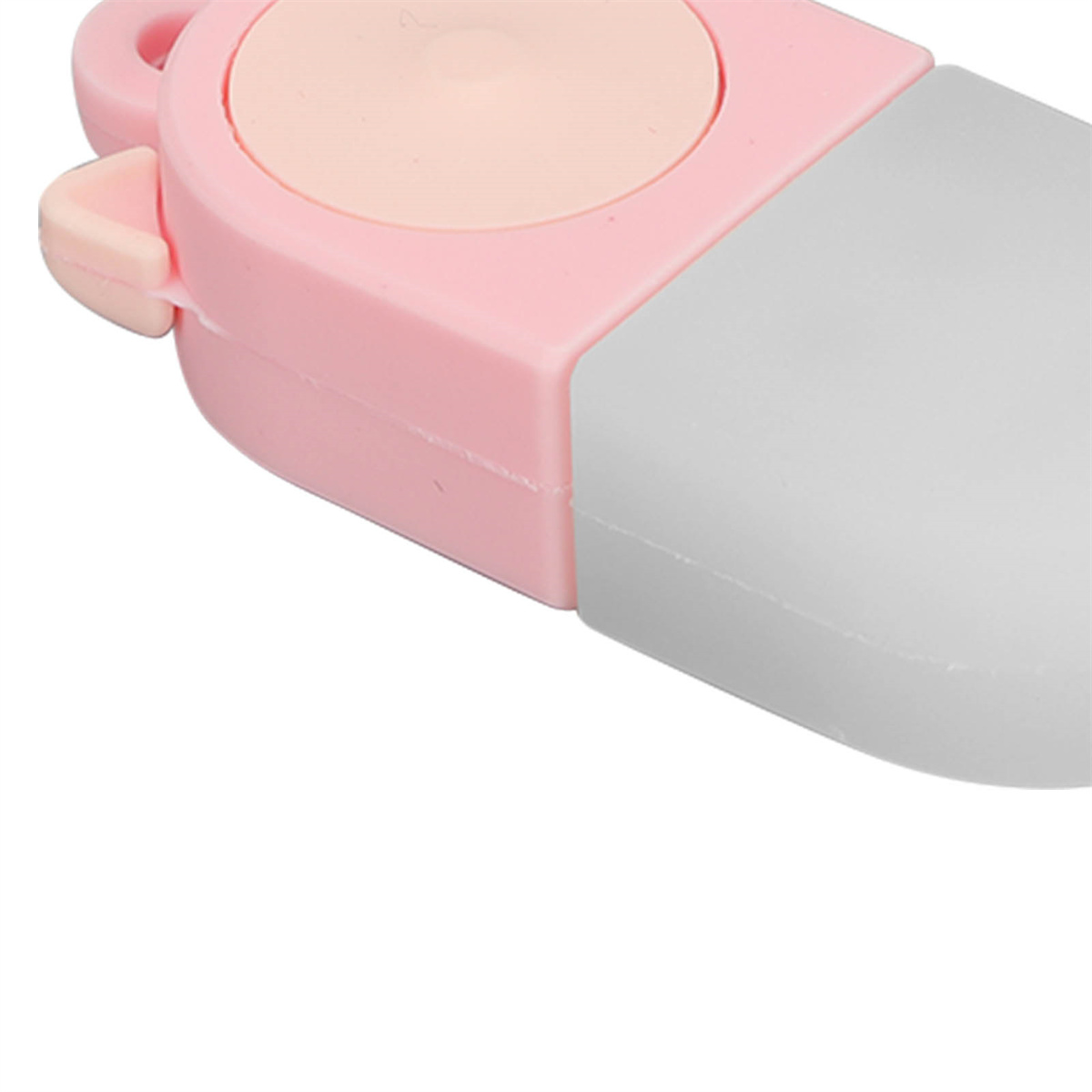 Nahaufnahme eines rosa und grauen Radiergummis mit einer kleinen Schlaufe in der oberen linken Ecke.