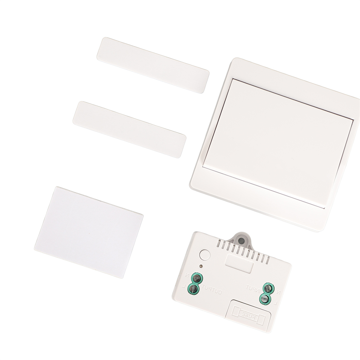 Weiße elektronische Bauteile, darunter ein Schalter und Paneele.