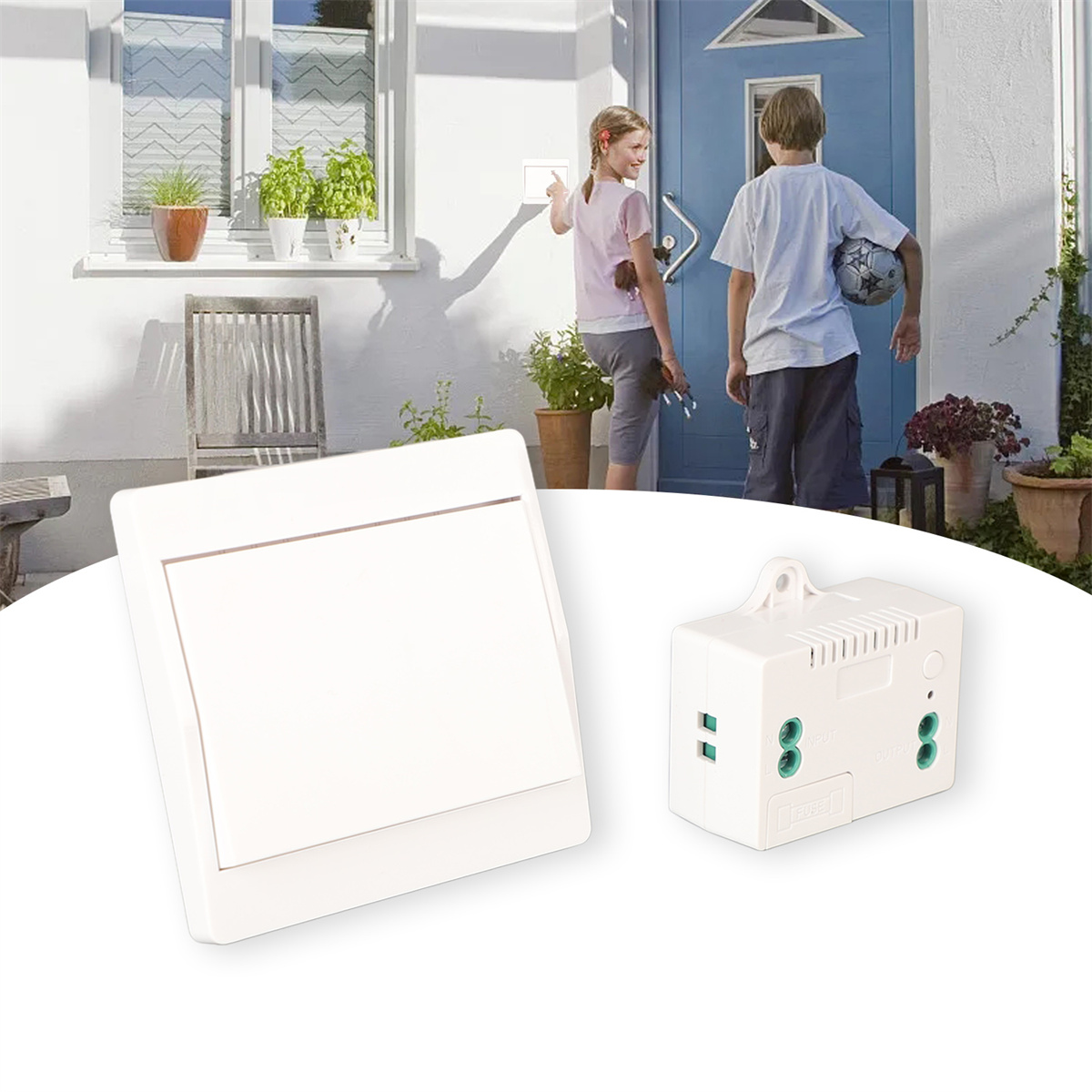 Ein weißer Lichtschalter und eine weiße Elektrokiste mit einer Person und einem Kind dahinter.