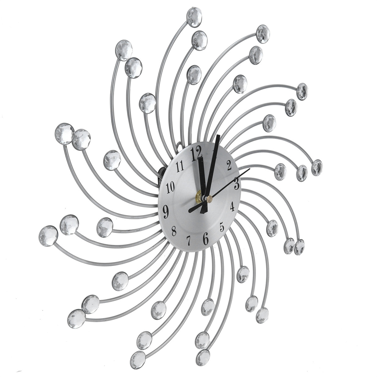 Eine silberne Wanduhr mit radialem Design, mit einem zentralen Zifferblatt und Kristallverzierungen.