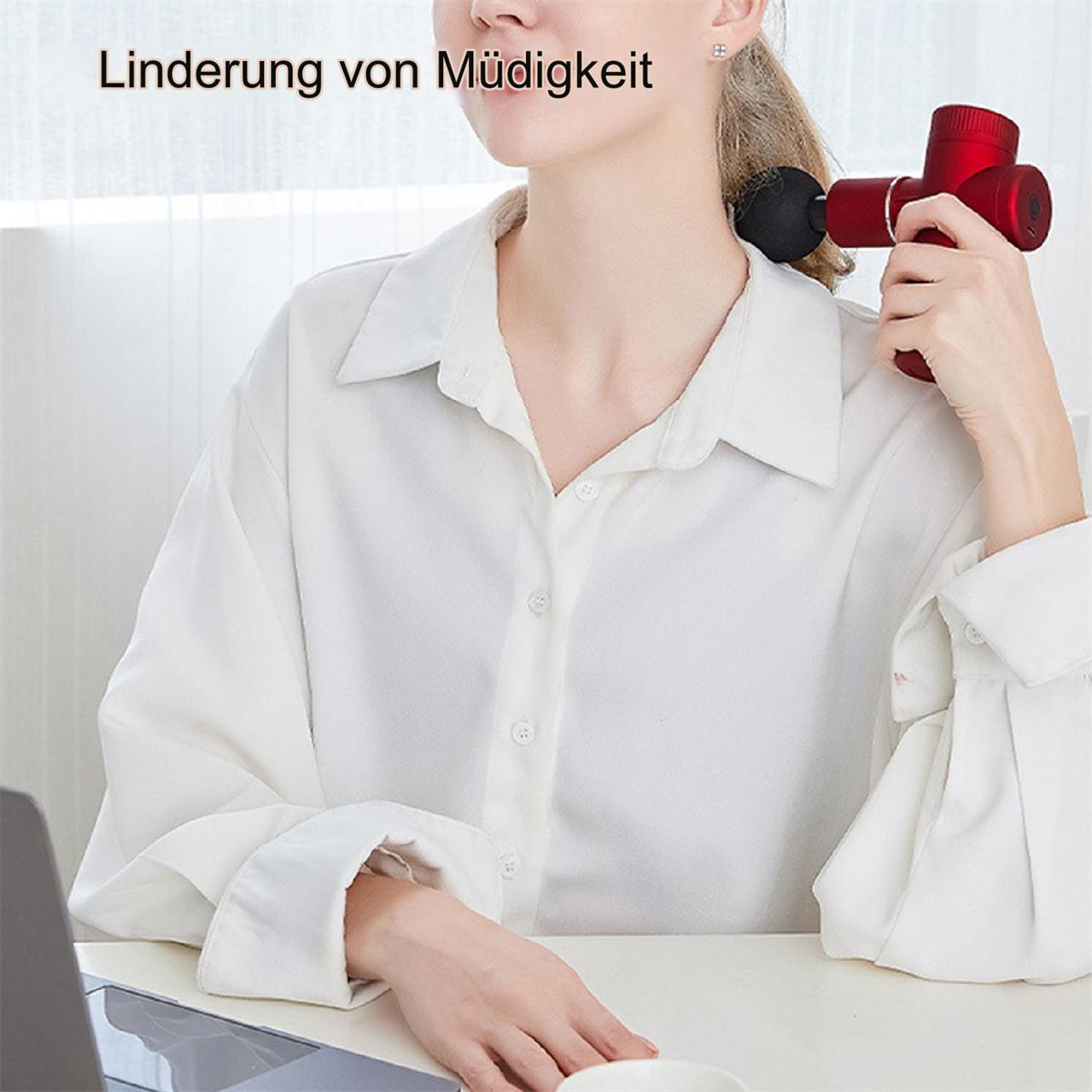 Eine Frau, die eine rote Massagepistole an ihrem Nacken benutzt.