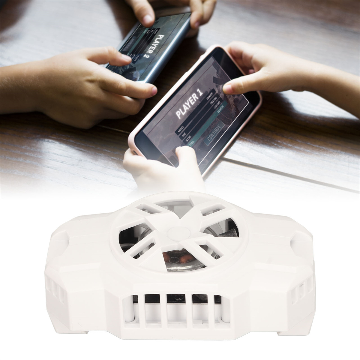 Zwei Kinder spielen ein Spiel auf ihren Handys. Ein Kühlventilator befindet sich im Vordergrund.