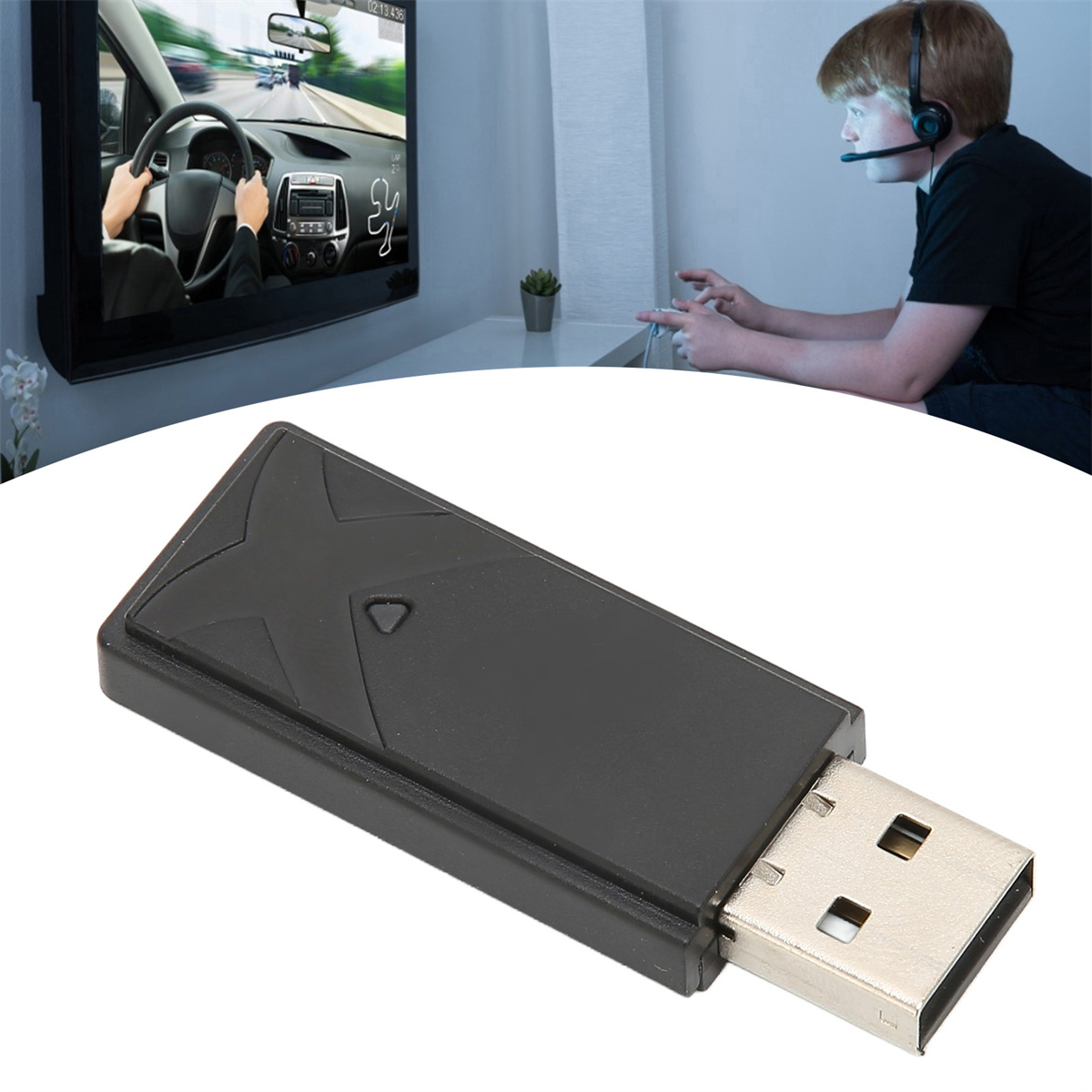 Schwarzer USB-Dongle, Person spielt Rennspiel am Fernseher mit Headset.