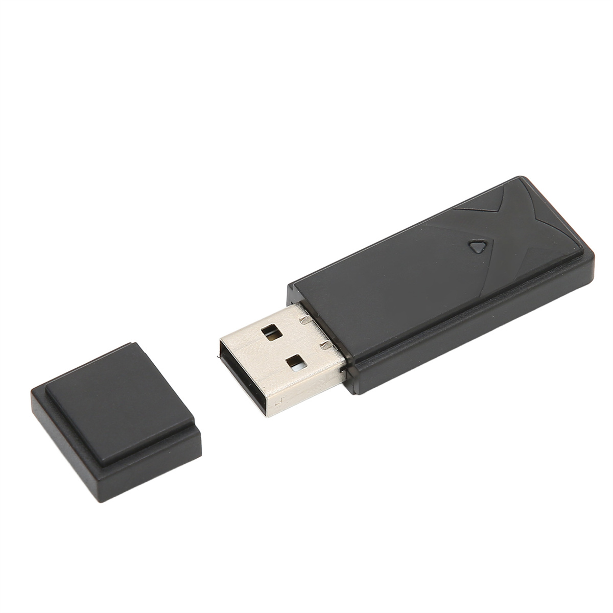 Schwarzer USB-Adapter mit Kappe. Die Kappe ist vom Adapter getrennt.