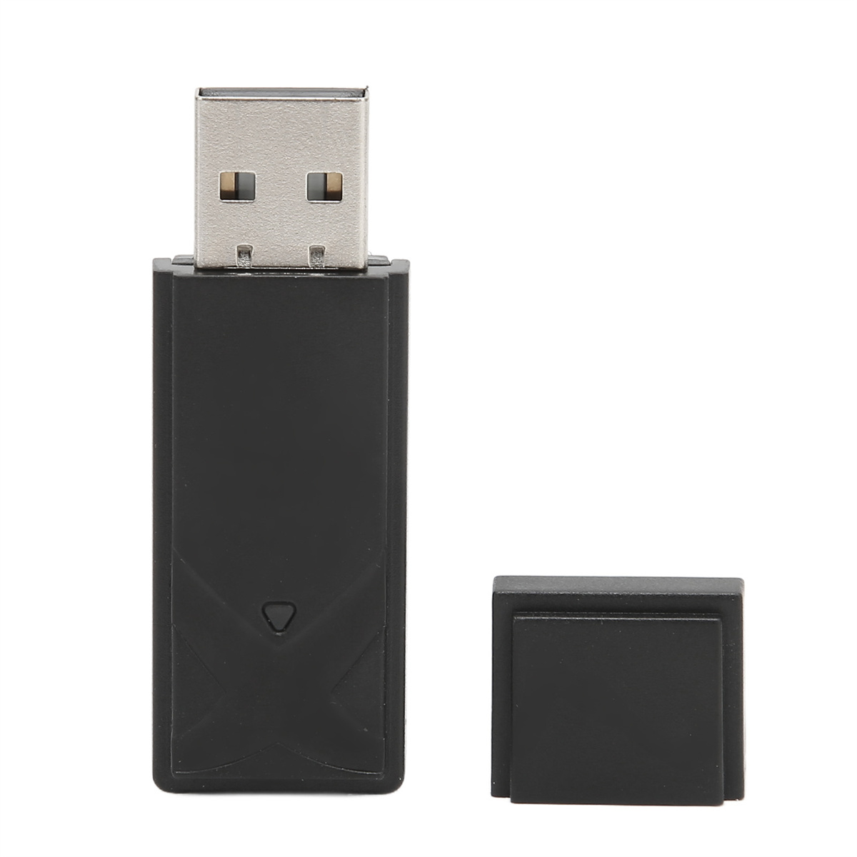 Schwarzer USB-Adapter mit abnehmbarer Kappe. Die Kappe liegt neben dem Adapter auf weißem Untergrund.
