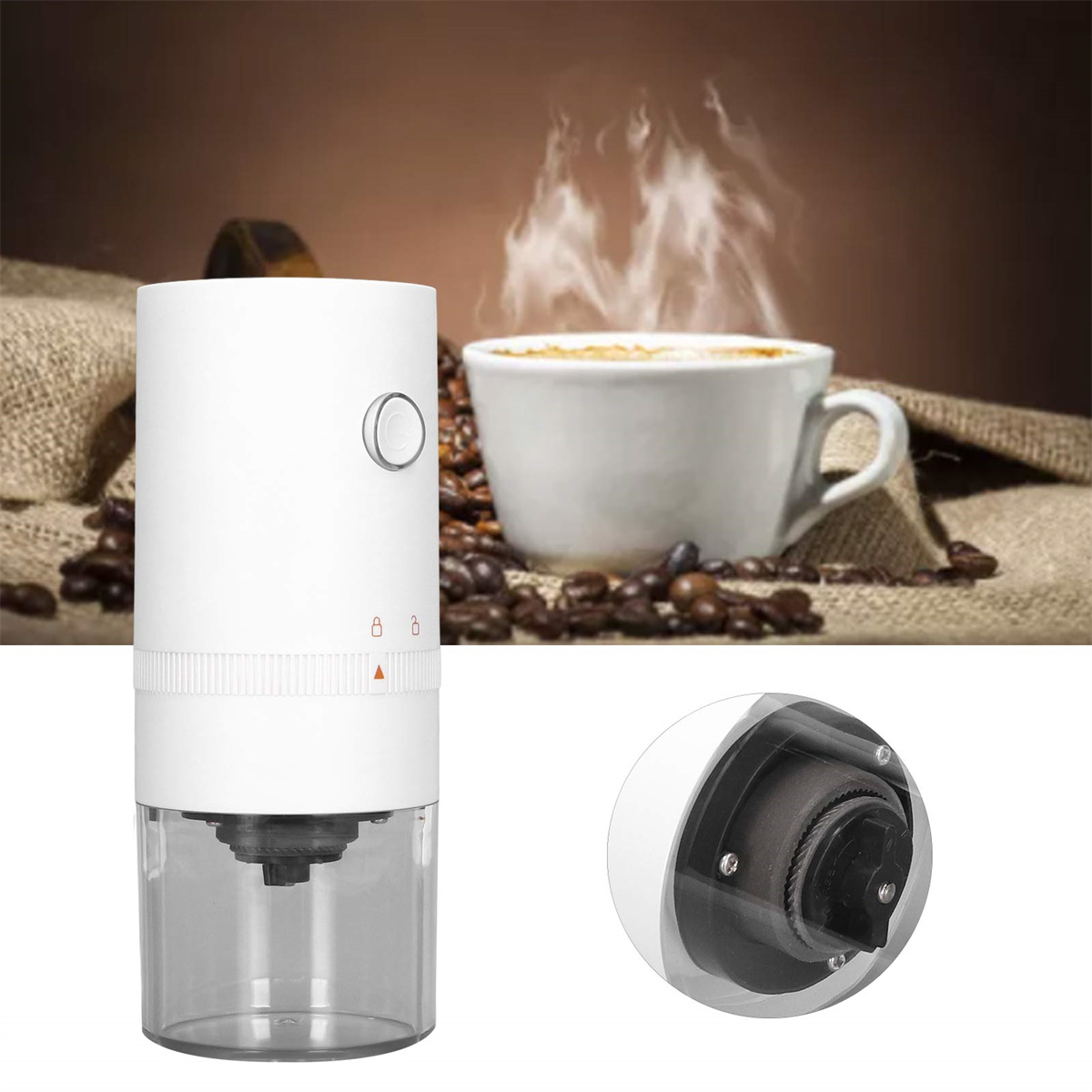 Eine weiße Kaffeemühle und eine Tasse Kaffee mit Dampf. Kaffeebohnen sind um die Tasse verstreut.