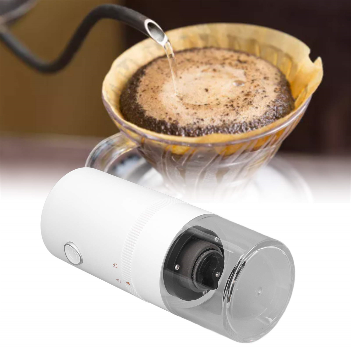 Kaffee wird in einen Filter über einer weißen Kaffeemühle gegossen.