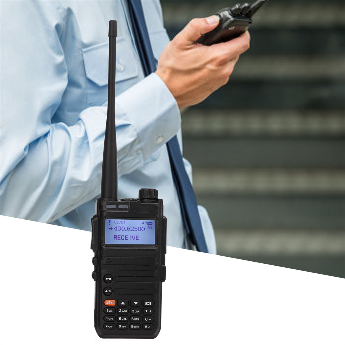 Ein schwarzes Walkie-Talkie, mit einem Mann, der ein ähnliches hält.