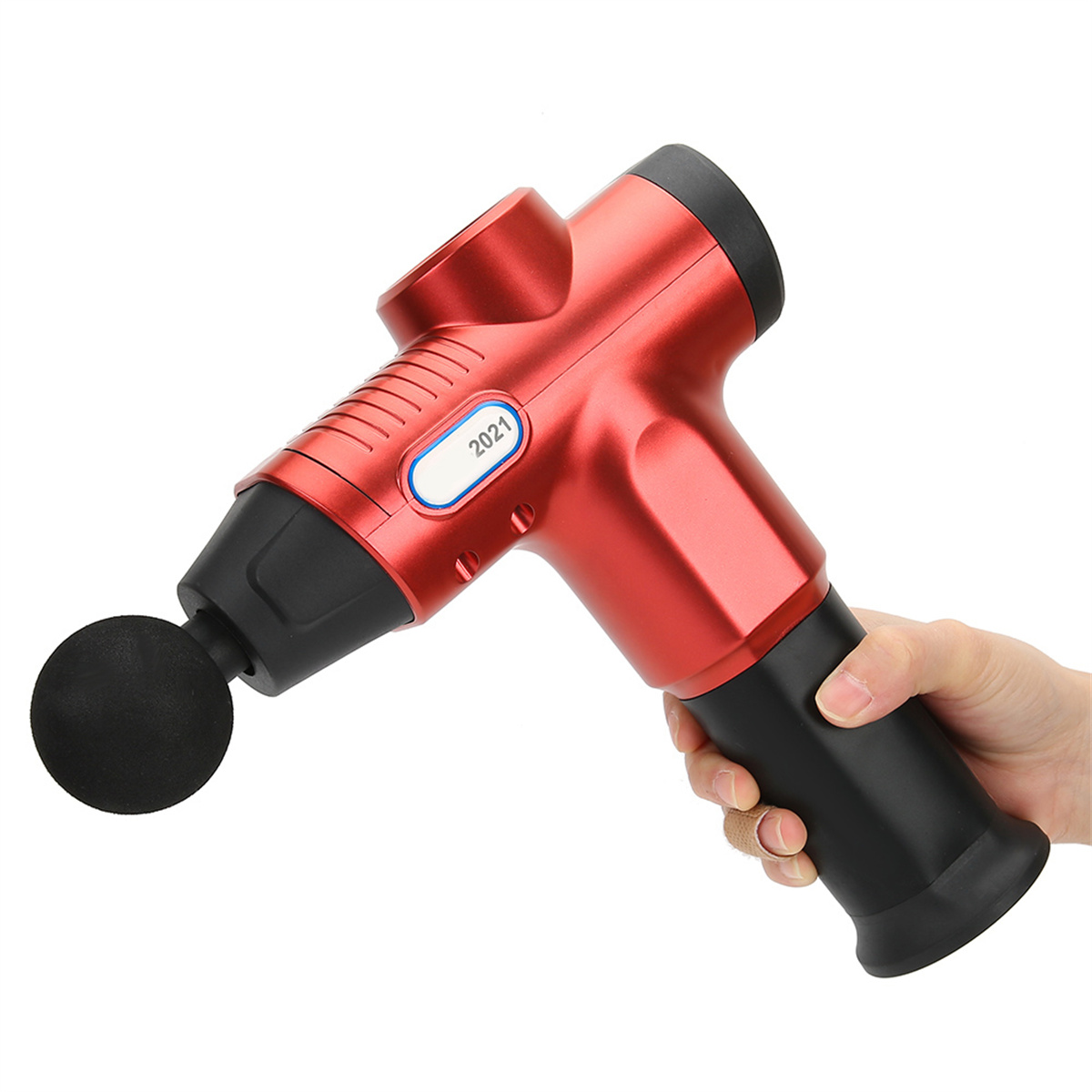 Eine rote Massagepistole mit schwarzem Kugelaufsatz, gehalten von einer Hand.