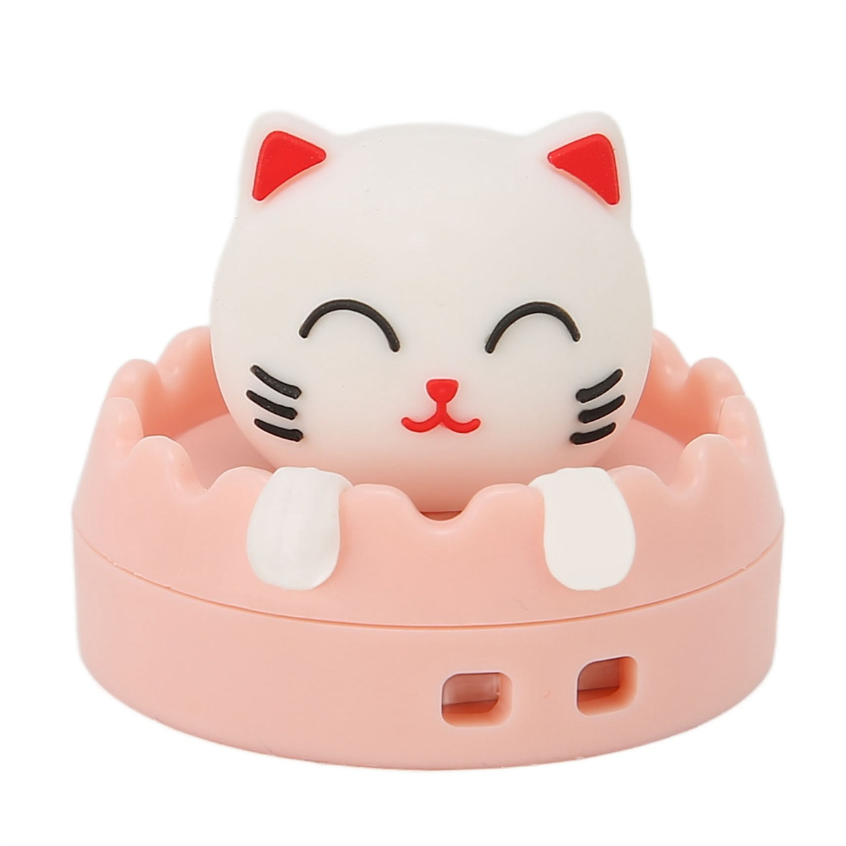 Weiße Katzenfigur in einer rosa burgähnlichen Basis. Weißer Hintergrund.