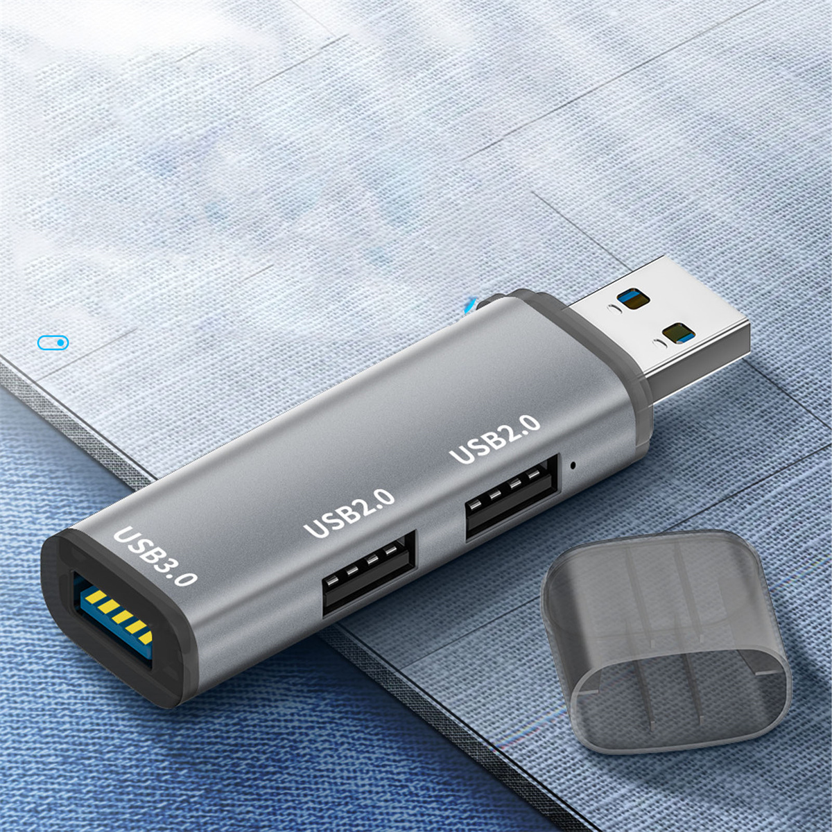 Silberner USB-Hub mit 4 Anschlüssen. USB 3.0- und USB 2.0-Anschlüsse sichtbar.