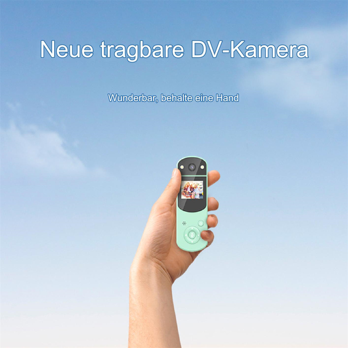 Eine Person hält eine mintgrüne Handkamera mit blauem Himmel im Hintergrund.