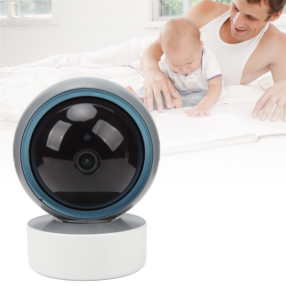 Sicherheitskamera auf weißer Basis, mit Baby und Mann im Hintergrund auf einem Bett.