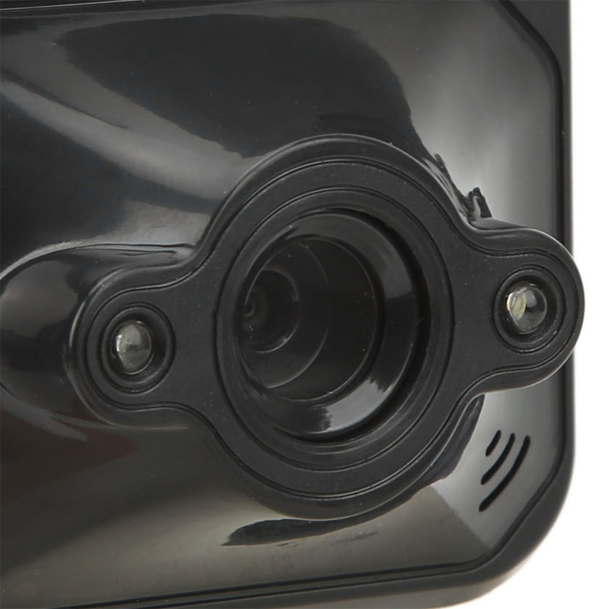 Nahaufnahme einer schwarzen Dashcam-Linse mit zwei kleinen Lichtern auf beiden Seiten. Die Linse ist von einem schwarzen Ring umgeben.