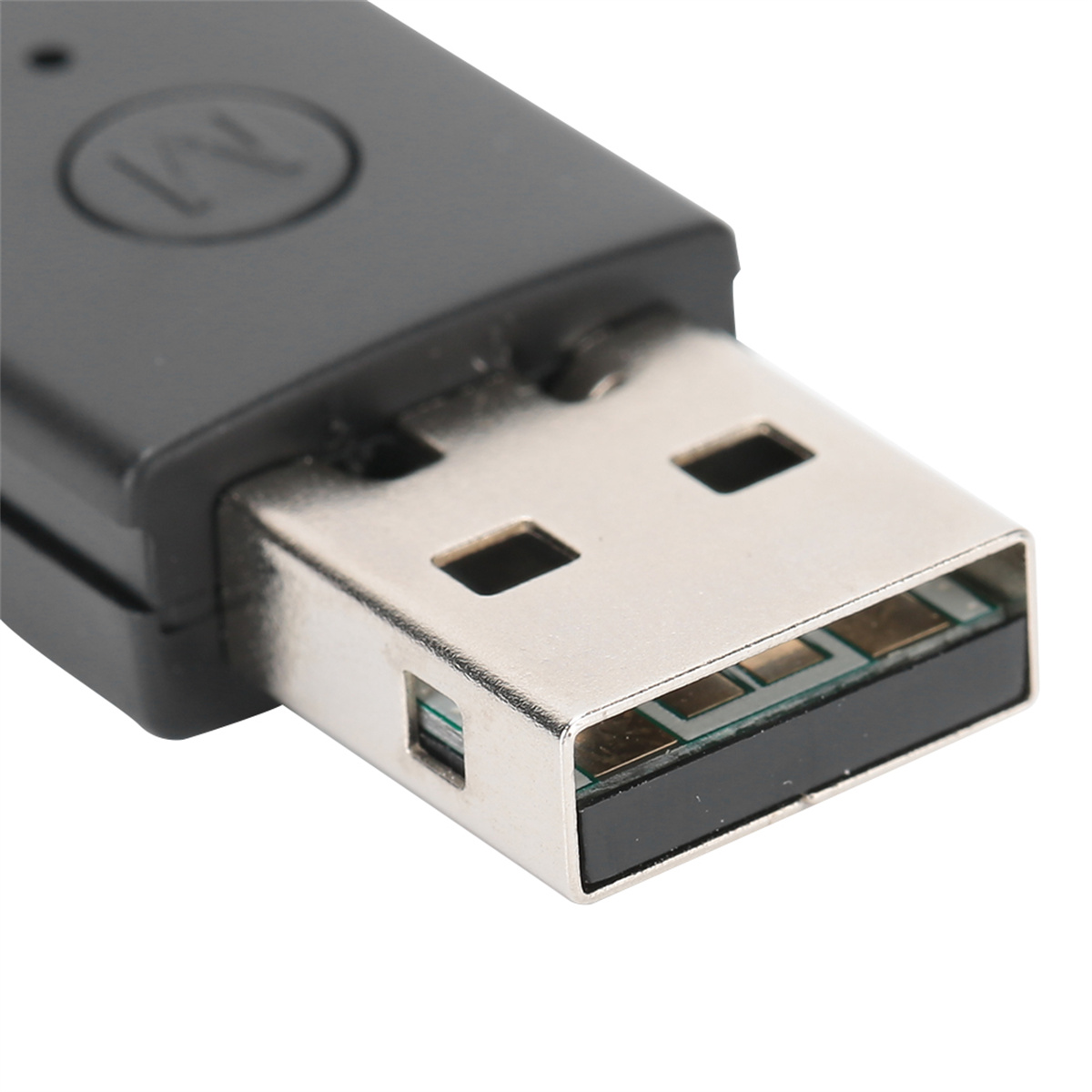 Ein schwarzer USB-Anschluss, dessen Ende in einen USB-Anschluss gesteckt ist.