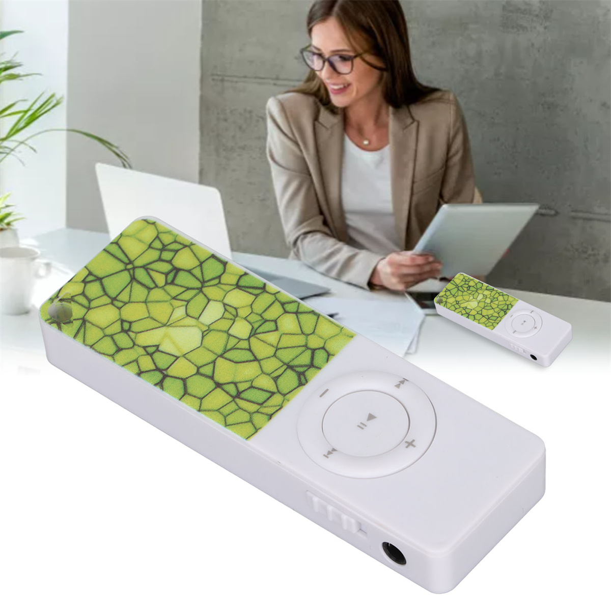 Eine Frau arbeitet. Ein weißer MP3-Player mit grünem Muster. Ein kleinerer ist ebenfalls sichtbar.