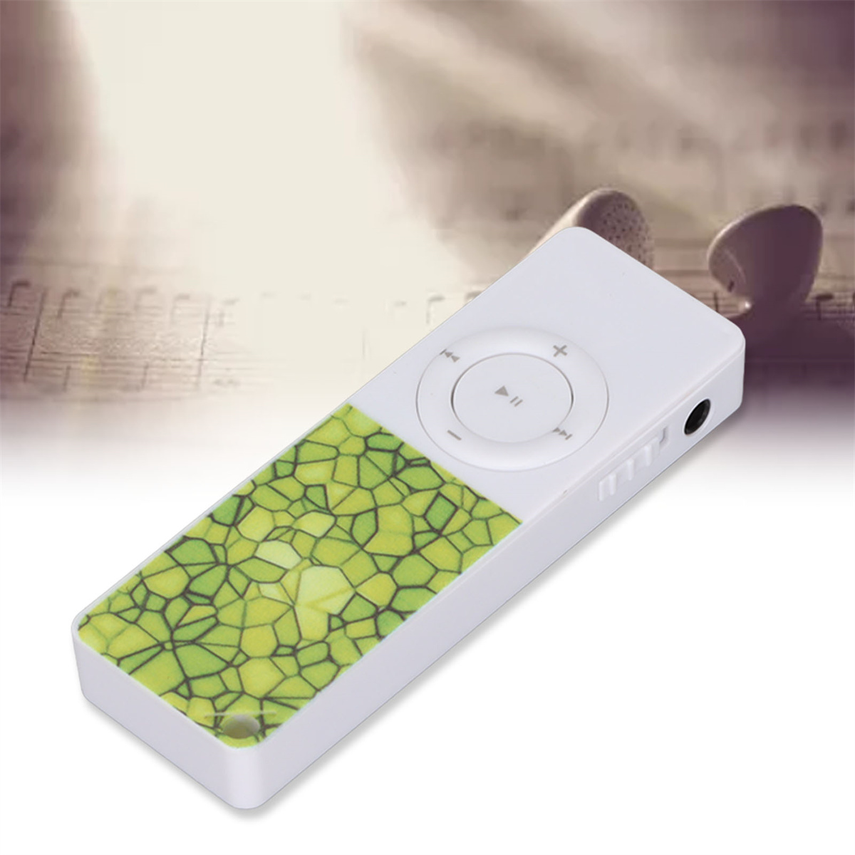 Weißer und grüner MP3-Player mit Tasten und einem grün gemusterten Abschnitt, isoliert auf weißem Hintergrund.