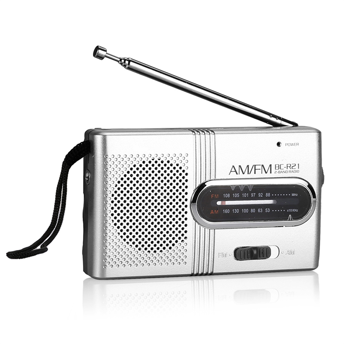 Ein silbernes Radio mit Antenne und schwarzem Trageriemen. Das Radio zeigt die AM/FM-Frequenz an.