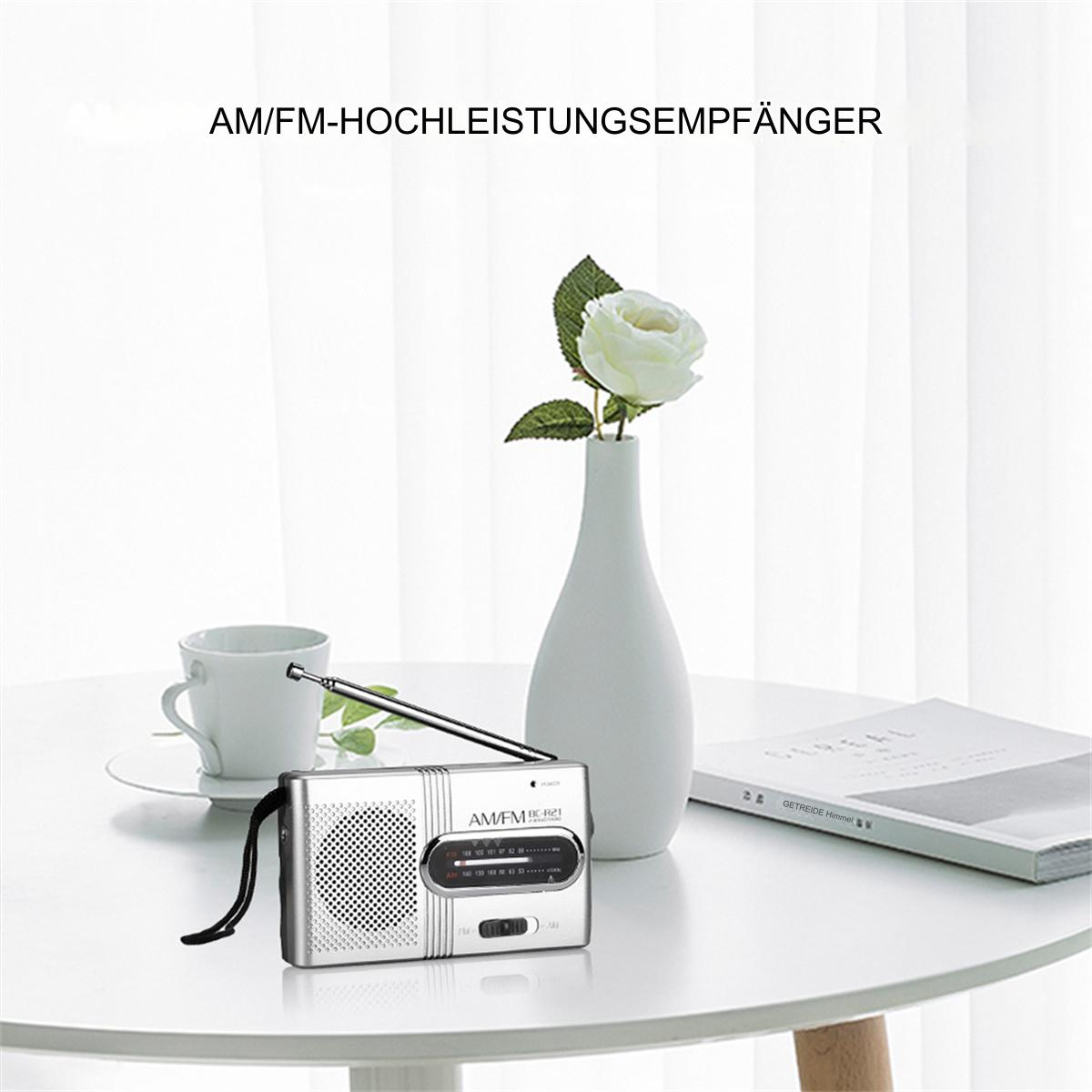 Stilleben mit Radio, Vase mit Blume und Tasse auf einem Tisch.