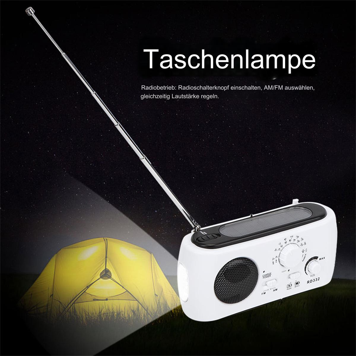 Weißes Radio mit Antenne, Lichtschein und Zelt im Dunkeln.